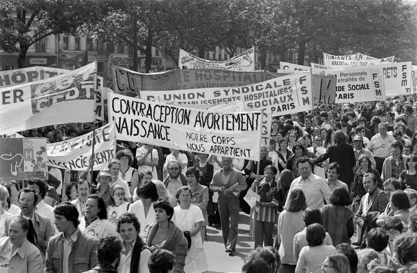 Des femmes, portant une banderole pour la contraception, l'avortement et le contrôle des naissances