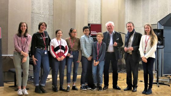 France Musique, studio 107... Alain Duault & Benoît Duteurtre avec les jeunes stagiaires de 3ème à la découverte de la radio ! ©Radio France - Annick Haumier