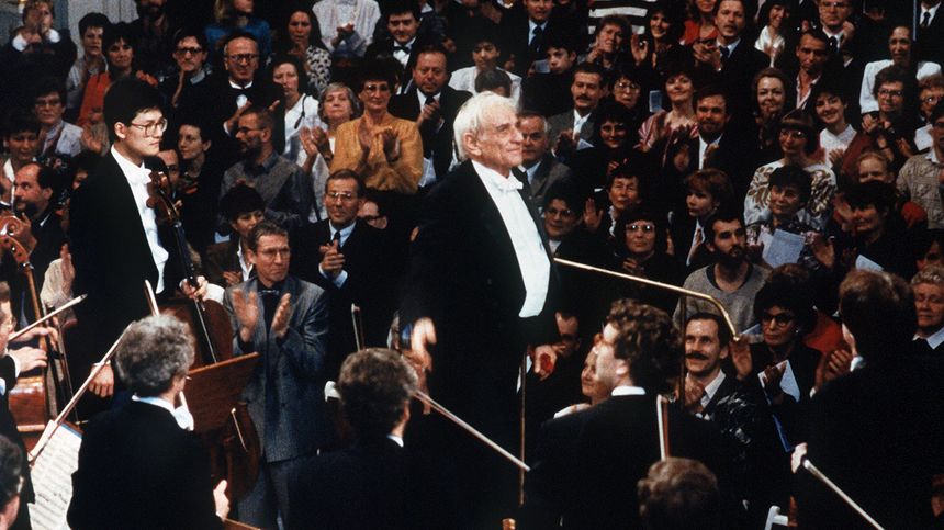 Bernstein dirigeant un orchestre international pendant le "Est-Ouest Concert" donné à Berlin le 25 décembre 1989, peu après la chute du mur.
