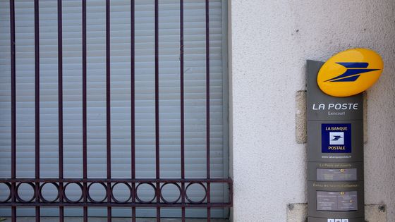 Selon son projet de contrat d'entreprises, la Poste accuse une baisse de fréquentation de ses bureaux de 5 à 6% par an en moyenne ©AFP - PHOTOPQR/L'EST REPUBLICAIN