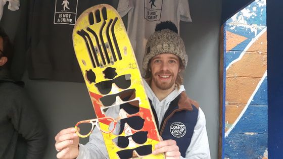 Tristan Baraban crée des lunettes à partir de planches de surf usagées. ©Radio France - Emmanuel Moreau