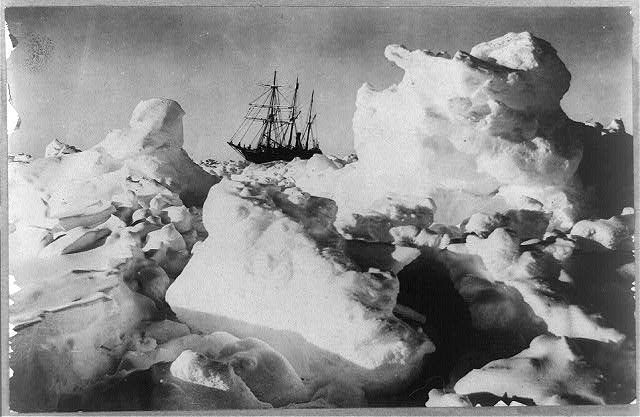 L'Endurance, piégé dans le pack, photographié par Frank Hurley