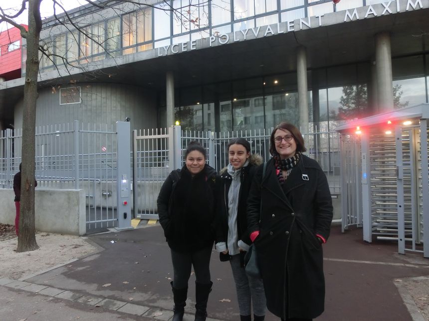 Océane, Inès et Françoise Cahen, leur professeure de lettres, devant le lycée Maximilien Perret d'Alfortville.