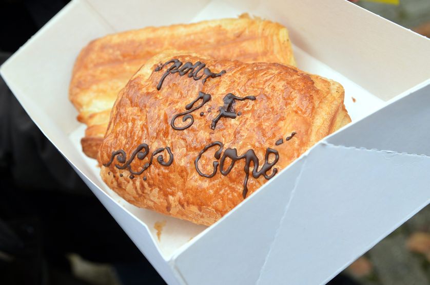 En 2012, lors d'un meeting de Jean-François Copé, candidat à la présidence de l'UMP (ex-LR), un militant lui offre un pain au chocolat