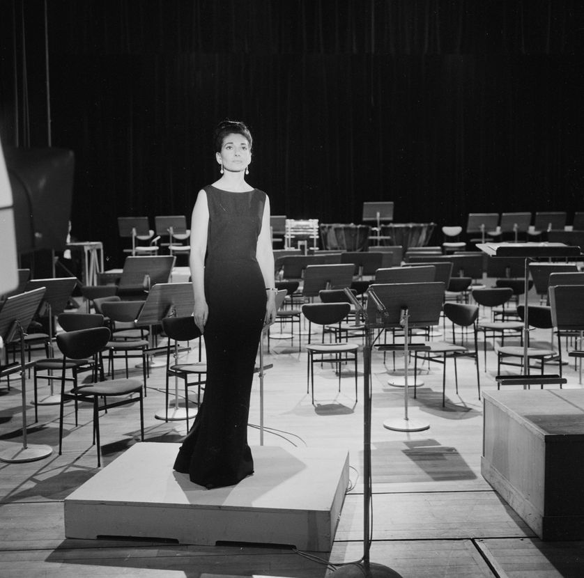 La cantatrice Maria Callas au studio 102 de la Maison de la Radio pour l'émission télévisée "Les grands interprètes" le 5 mai 1965