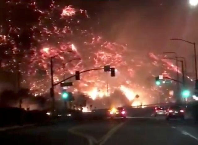 L'incendie de Los Angeles vu depuis l'autoroute