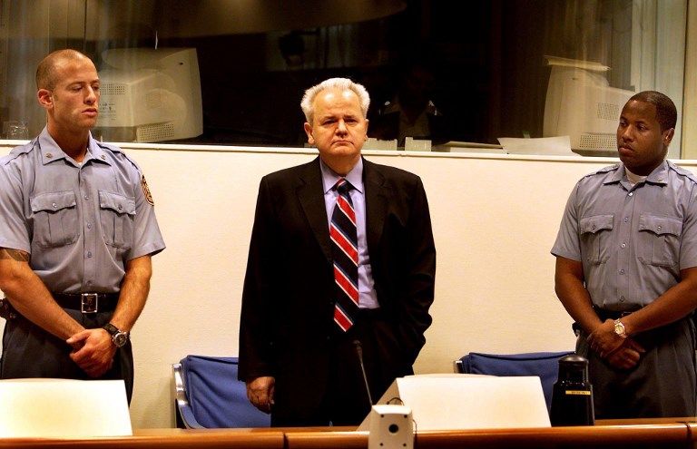 Slobodan Milosevic, ancien président de Yougoslavie, lors de son procès au Tribunal Pénal International d’ex-Yougoslavie (29 octobre 2001)