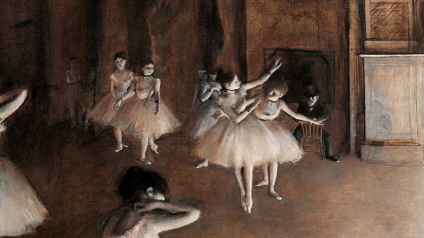 "Répétition d'un ballet sur la scène", peinture à l'huile d'Edgar Degas, 1874. En arrière-plan, à droite : un abonné assiste à la répétition.