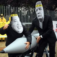 Des militants de la Campagne internationale pour l'abolition des armes nucléaires (ICAN) portent des masques du président américain Donald Trump et du dirigeant nord-coréen Kim Jong-un devant l'ambassade américaine à Berlin, le 13 septembre 2017.