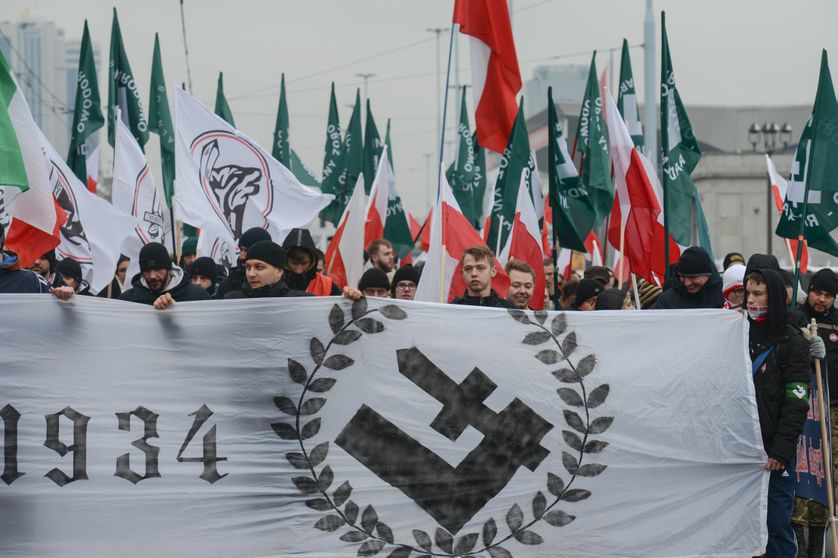 Varsovie, jour de la fête nationale - des centaines de milliers de militants d'extrême-droite défilent dans les rues de la capitale sous le slogan : "la Pologne est la bastion de l'Europe"