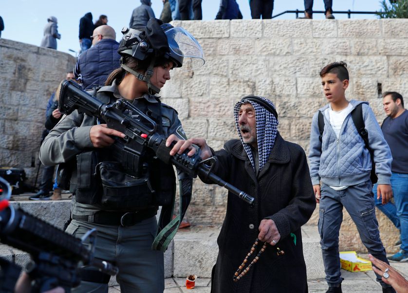Heurts entre palestuiniens et soldats israéliens à l'entrée de l'esplanade des mosquées à Jérusalem
