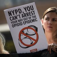 A New York, le 10 août 2017, des manifestants appellent le département de police de la ville à agir face à l'épidémie d'overdoses d'opioïdes