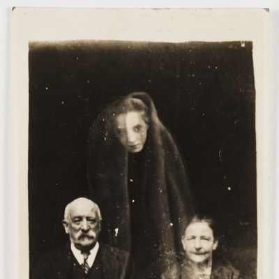Couple de personnes âgées avec un esprit de femme jeune, photographie prise (et modifiée?) vers 1920, figurant dans la collection du National Media Museum en Grande-Bretagne, exemple de la "spirit photography" qui se développe dès la moitié du XIXe