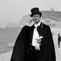 Georges Descrières dans le rôle d'Arsène Lupin, sur la plage d'Etretat. dans la série télévisée, 1973.