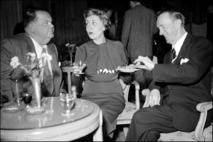 L'actrice et chanteuse Suzy Delair, 11 janvier 1951, plaisantant avec les comédiens Oliver Hardy et Stan Laurel à Paris(de g. à d.)