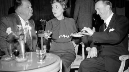 L'actrice et chanteuse Suzy Delair, 11 janvier 1951, plaisantant avec les comédiens Oliver Hardy et Stan Laurel à Paris(de g. à d.)