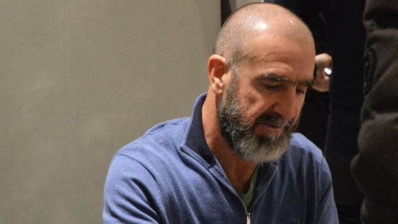 Éric Cantona en dédicace de son ouvrage en ce mois de décembre 2017 ©AFP - Citizenside / Alphacit Newim / Crowdspark