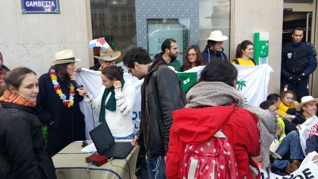 Devant le siège de la BNP