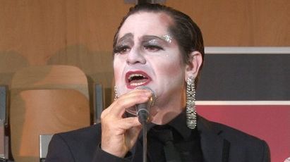 Olivier Py se transforme en Miss Knife et interprète "Ne parlez pas d'amour"