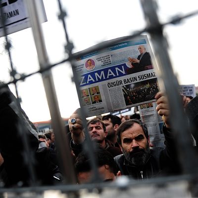 Les lecteurs du quotidien turc Zaman manifestent, suite au raid lancé par la police turque dans les bureaux du journal.