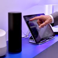 Les assistants intelligents de Google (en blanc) et d'Amazon (en noir) présentés au salon de l'innovation IFA de Berlin en 2017