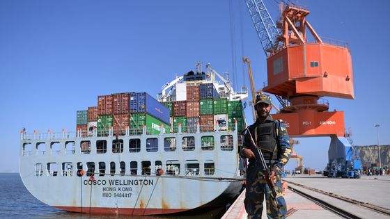 Porte de Gwadar, au Pakistan : à 700 km à l'Ouest de la capitale mais directement proche de l'embouchure du Golfe Persique, ce cargo venu de Hong-Kong embarque des containers chinois à destination de l'Afrique ©AFP - AAMIR QURESHI