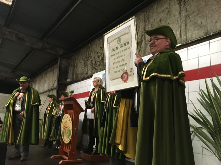 Le porteur du bâton de Saint Vincent tient le serment que les nouveaux membres doivent dire à haute voix, verre en main.