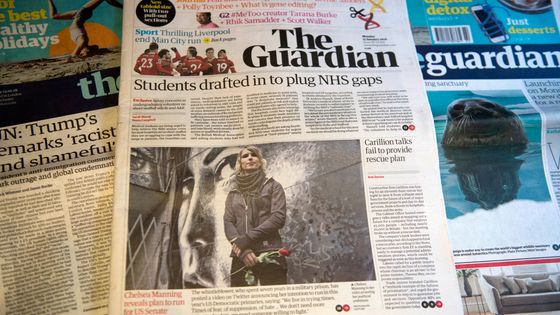 "The Guardian" en format tabloïd déposé sur les anciennes versions du journal ©Maxppp - Will Olivier