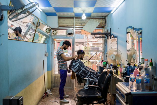 Le 02 juillet 2017. A l’est de la ville de Mossoul, les jeunes Mossouliotes expérimentent de nouvelles coupes de cheveux chez le barbier.