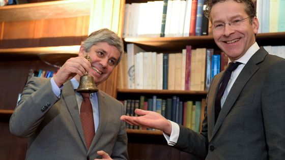 Mario Centeno, à gauche, distrbuera la parole lors des réunions de l'Eurogroupe. Ici avec l'ancien président de l'Eurogroupe, le néerlandais Jeroen Dijsselbloem élu en 2013 ©AFP - ERIC PIERMONT