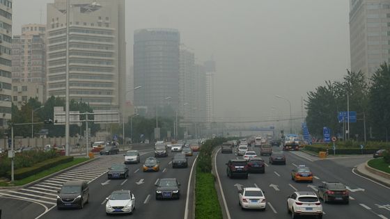 Pékin, capitale de la Chine, enveloppée d'un lourd brouillard de pollution, 26 octobre 2017. ©AFP - Jia qing / Imaginechina