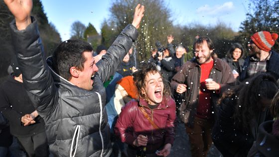 Joie des activistes de la de Zad Notre-Dame-des-Landes après l'annonce officielle d'abandon du projet de grand 'aéroport par le gouvernement le 17/01/2018. ©AFP - Loïc Venance