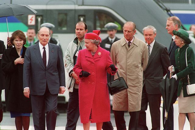 François Mitterrand et la reine Elizabeth à Coquelles, le 6 mai 1994, pour l'inauguration de la liaison ferroviaire trans-Manche.