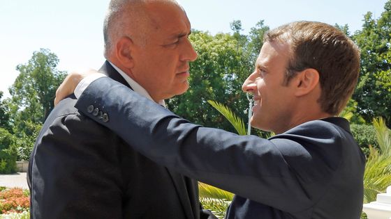 Eté 2017 : le premier ministre bulgare Boyko Borisov accueille Emmanuel Macron lors de sa visite à Varna, au bord de la mer Noire ©AFP - Prime Ministry of Bulgaria / Han / ANADOLU AGENCY