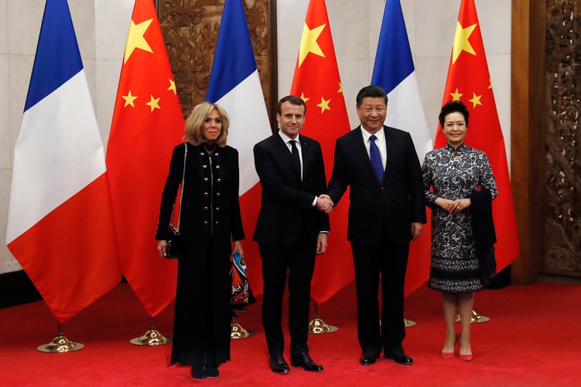Emmanuel Macron et son épouse Brigitte aux côtés du président chinois Xi Jinping et son épouse Peng Liyuan, Pékin, 8 janvier 2018.