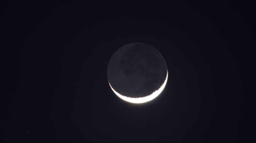 Une lune cendrée.