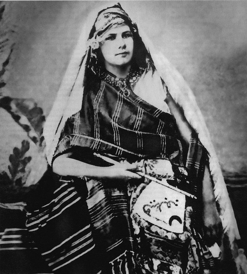 Isabelle Eberhardt en costume berbère , vers 1900.