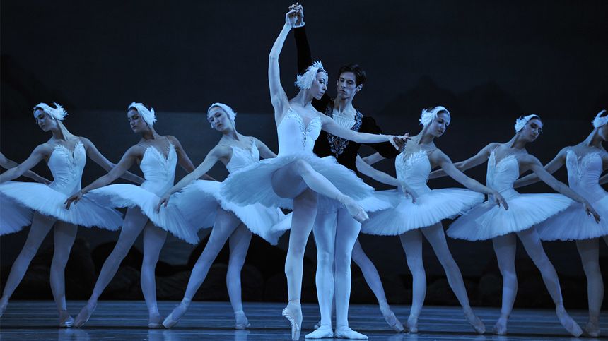 Le "Lac des Cygnes" a été rendu mondialement célèbre par la chorégraphie de Marius Petipa, présentée pour la première fois en 1895, à Saint-Pétersbourg. Ici reprise au Royal Opera de Londres, en 2017.