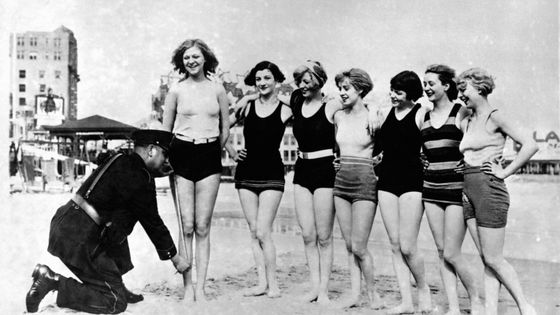 Un policier mesurant dans les années 1920, la longueur des jambes dénudées, afin de vérifier si la tenue de bain est bien réglementaire. ©Getty - Gamma-Keystone