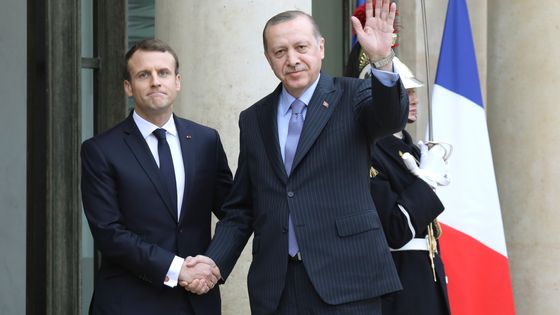 Poignée de mains sur le perron de l'Elysée entre Emmanuel Macron et Recep Tayyip Erdogan ©AFP - LUDOVIC MARIN