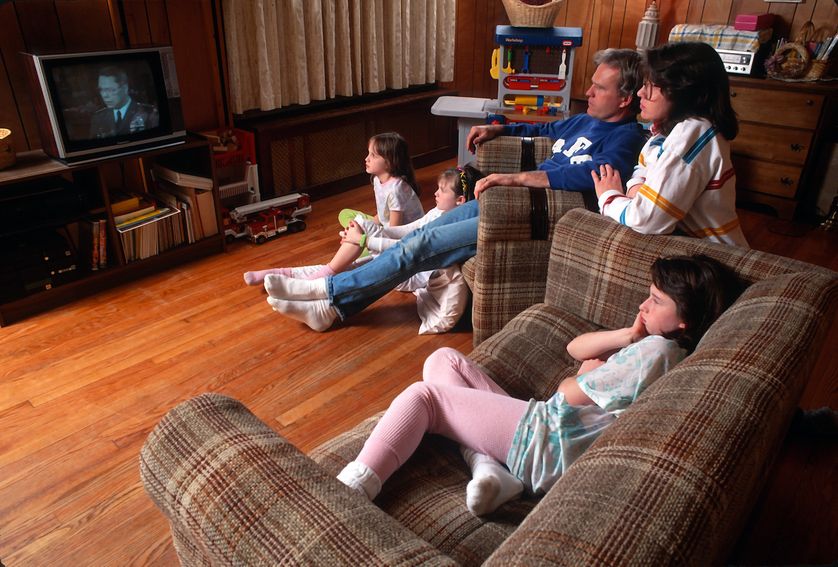 Une famille new-yorkaise devant la télévision