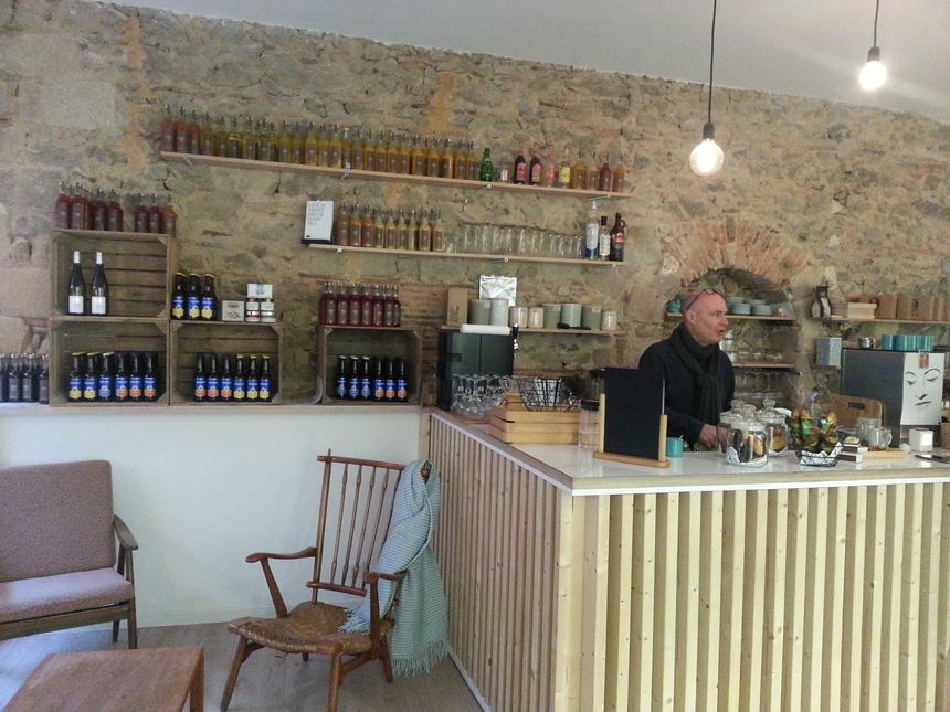 Cyril Malagnat aide parfois Haï au bar