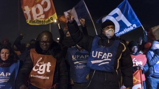 Manifestants, pris en photo le 15 janvier dernier, devant la maison d'arrêt de Fleury-Mérogis (Essonne) ©AFP - Samuel Boivin / CrowdSpark
