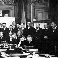 Au centre, Marie Curie et Henri Poincaré conversant, lors du congrès Solvay de 1911. A droite, tout près du mathématicien, Ernest Rutherford, Albert Einstein et Paul Langevin