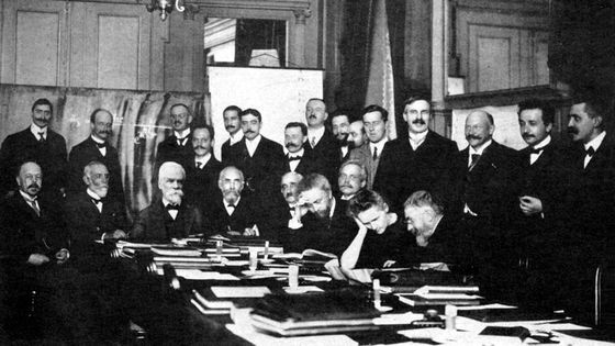 Au centre, Marie Curie et Henri Poincaré conversant, lors du congrès Solvay de 1911. A droite, tout près du mathématicien, Ernest Rutherford, Albert Einstein et Paul Langevin - Wikipedia
