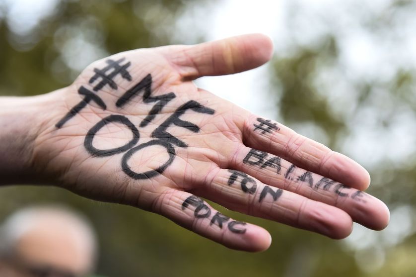 La mobilisation internationale a été symbolisée par plusieurs hashtags #metoo #balancetonporc