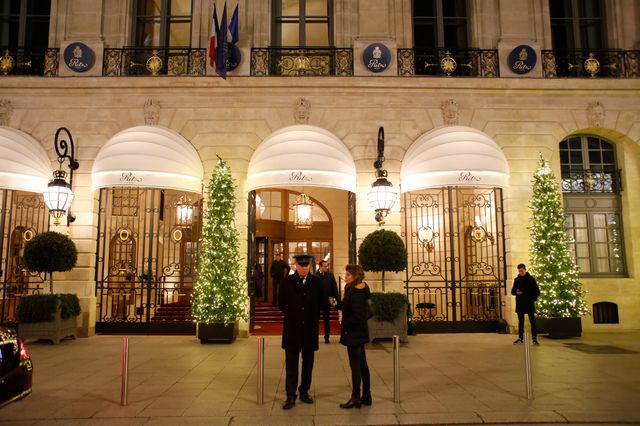 Après le spectaculaire braquage de l'hôtel Le Ritz, la police sur place commence son travail de relevés d'indices