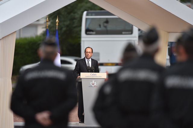 Le président Francois Hollande donne un discours devant les gendarmes de Calais lors de sa visite-éclair du 26 septembre 2016.