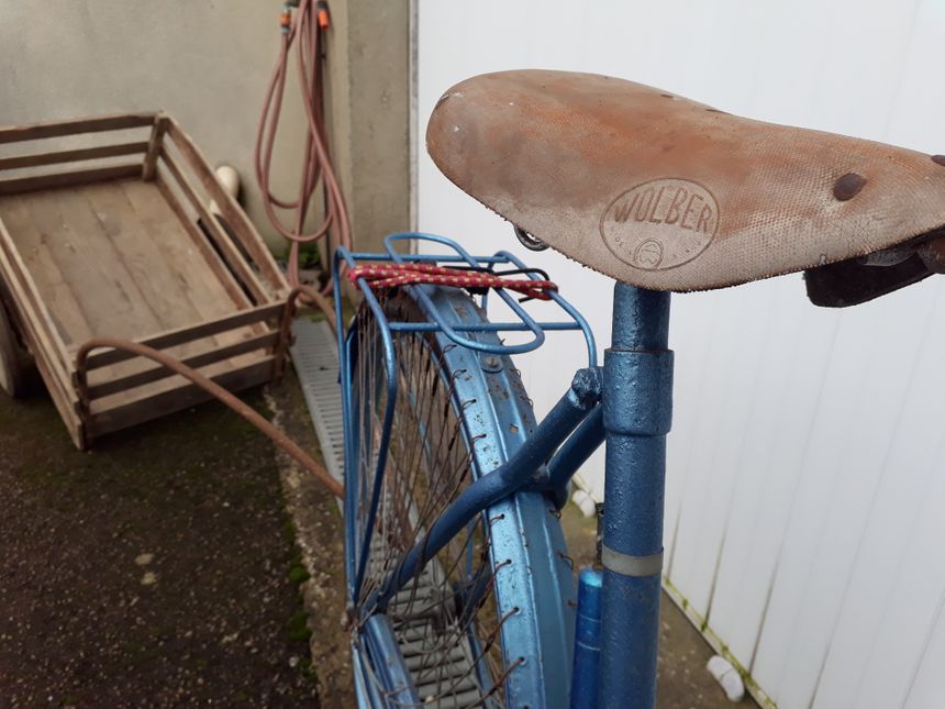 La selle est d'époque, comme la remorque