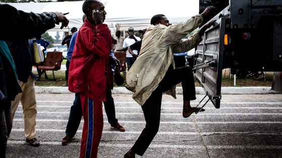 Des manifestants arrêtés en République démocratique du Congo sont embarqués dans les camions de la police ©AFP - JOHN WESSELS